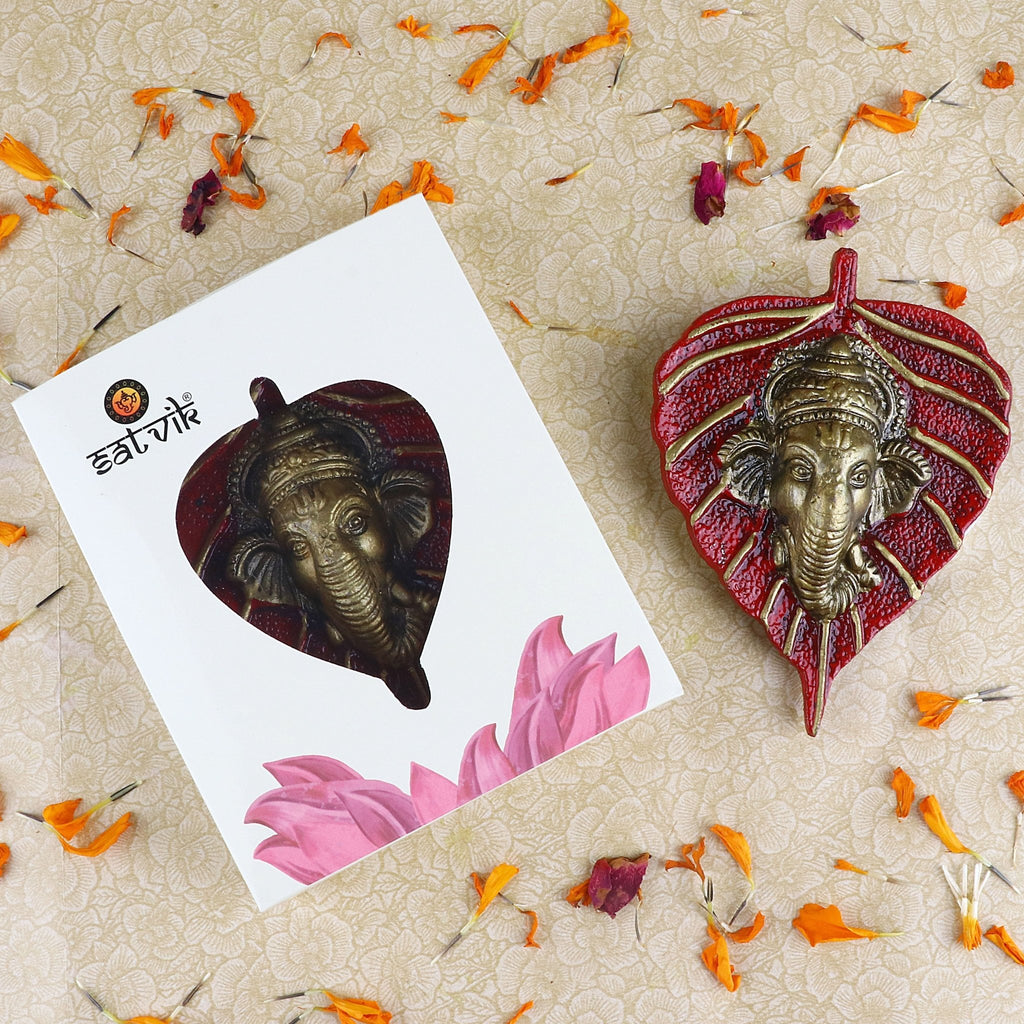 Decorative Lord Ganesh face crafted on green leaf patta wall hanging for spiritual home decor and festive use. India’s Largest Pooja Accessories Brand – www.satvikworld.com
